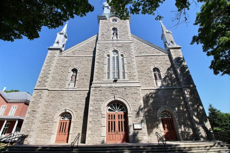 L'église de SainteMonique à vendre • VIA 90.5 FM